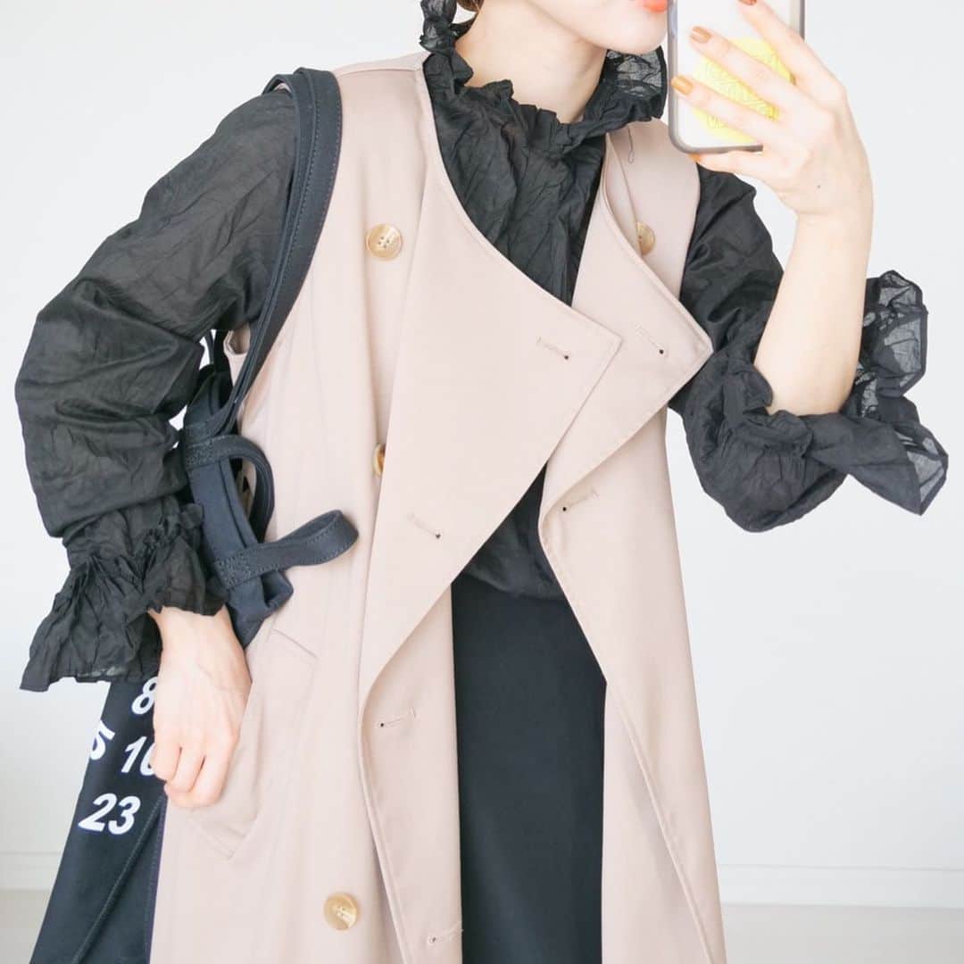 田中亜希子さんのインスタグラム写真 - (田中亜希子Instagram)「可愛すぎないフリルのブラウスは @libra._official_  の #クリンクルフリルカラーブラウス　ブラックです。  ジレやトレンチを羽織るとき、少しフリルが見えるのが好きです。 ニットにも合いそう＾＾  ブラウスは今の時期は重ね着するので襟や袖にデザインがあるといつもの服も見違えます♡  @cohina.official のジレと合わせてみました＾＾  #低身長#低身長コーデ#おちび#おちびコーデ #小柄#小柄コーデ #プチプラ#プチプラコーデ#大人カジュアル#きれいめカジュアル#ママコーデ」2月20日 16時30分 - akiico