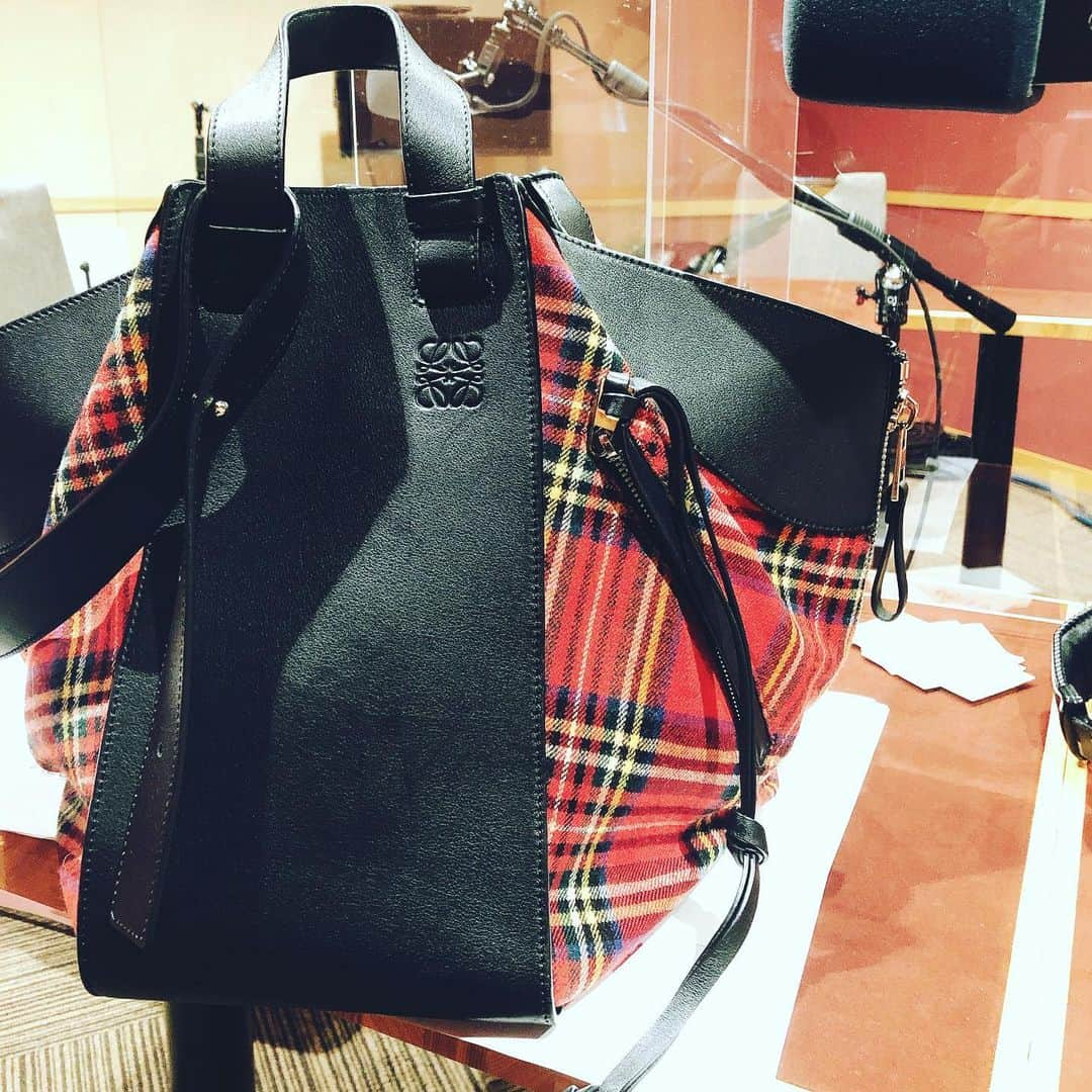 阿部洋子さんのインスタグラム写真 - (阿部洋子Instagram)「👜‧✧̣̥̇‧✦‧✧̣̥̇‧✦‧✧̣̥̇‧✦‧✧̣̥̇‧✦👜 ここのところ、 よく使ってるお仕事用のbag ベスト4と新入り💼  結局、資料とかパソコンとかあって、 サブの布バッグの2個持ちになっちゃうけど💦  バッグは大小問わずだいすきで、 キュンときたら買いがちなのだけど…  📷最後のは、 1週間くらい迷った挙句、 自分へご褒美理論発動し… 先日とうとう伊勢丹で 爆っと買ってしまったー！  ここんところずっと続いてるモヤモヤ解消 ＆気分転換の一環になるかも！と 淡い期待も込めて  いつ下ろそうかなー  #お仕事バッグ #bag  @loewe  @celine  @maisonmargiela  @louisvuitton  @fendi   #爆買い」2月20日 16時31分 - hirocoring