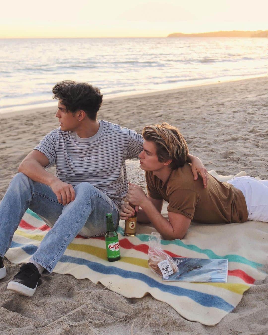 COTTON ONのインスタグラム：「All day beach hangs 🌞🌊 #TapToShop @cottononmen #MyCottonOn #DOITINDENIM @zanderhodgson @troypes」