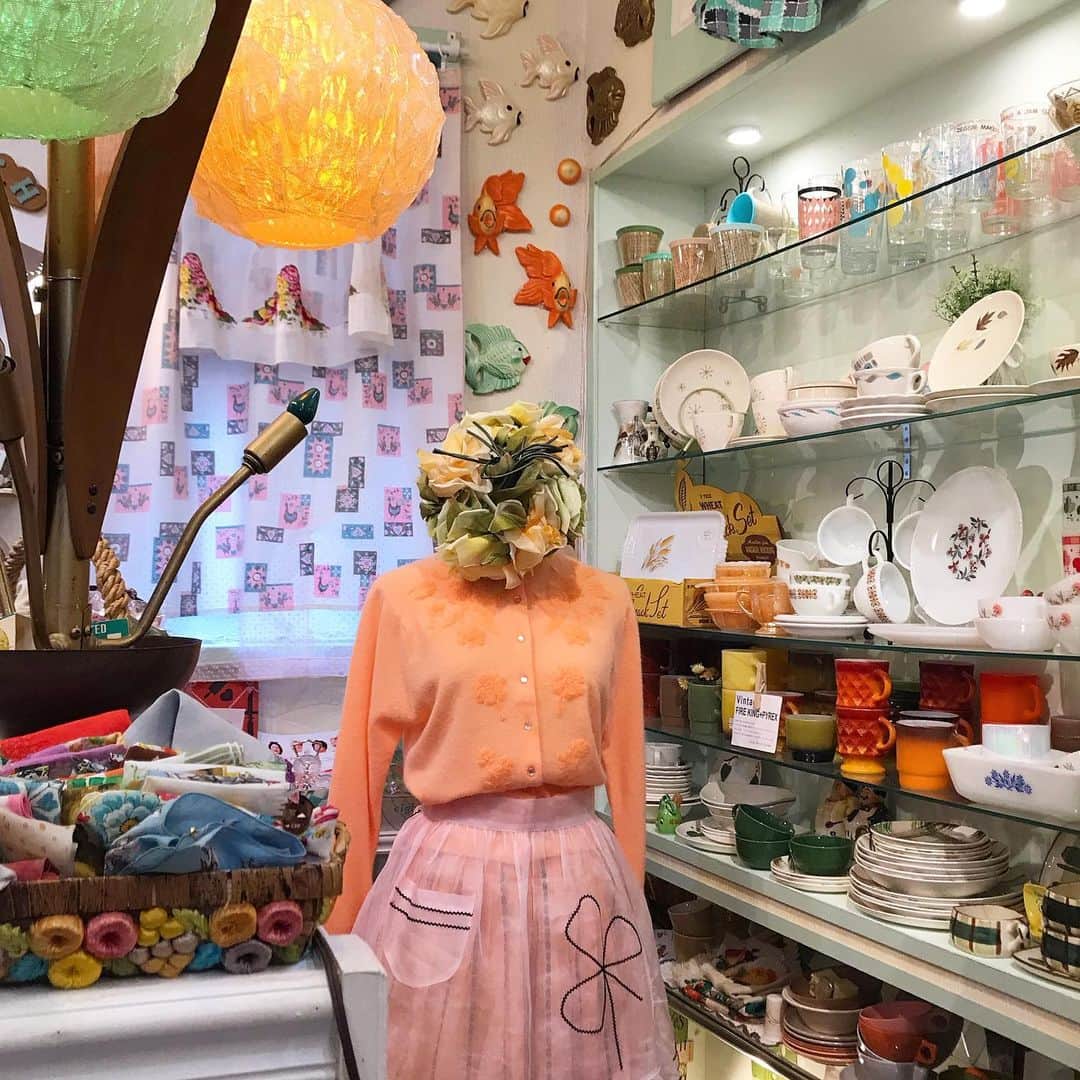 NUTTY Vintage&Collectibleのインスタグラム：「NUTTY DEPARTMENT STORE FLOOR 4 -kitchen ware & wear-  【 new arrival 】 ▫︎ 50s salmon pink cardigan ▫︎ 50s  cotton skirt  リニューアルにあわせて春の新着入荷いたしました  新しくなったNUTTYは品揃え豊富にVINTAGEアイテムが揃うデパートをイメージして8つのフロアにカテゴライズ FLOOR4ではFranciscanやpoppytrail、fireking、plasticなどの食器類やatomic柄などのグラスヴィンテージキッチンアイテムが勢揃い！  エプロンやテーブルクロス、ベッドシーツもご用意しております🛌  お家で過ごす時間が楽しくなるポップなVINTAGEグッズショッピングをお楽しみください☕️  #franciscan #poppytrail #fireking #pyrex #vintagekitchenware #fifties  #vintagelamp #midcentury #nuttyvintage  📰NEWS📰 NUTTYリニューアルに伴うお得な＜在庫処分セール＞FAMILY MARKETも好評開催中🎈  〜〜〜〜〜〜〜〜〜〜〜〜〜〜〜〜〜 NUTTY×NUTTY Little Room&Deco. presents 👨‍👩‍👧FAMILY MARKET👨‍👩‍👧 2/11(thu)~2/23(tue) 〜〜〜〜〜〜〜〜〜〜〜〜〜〜〜〜〜  ★LRD. ガーデンにてベビー&子供服、ユーズドウェアが¥1000/¥2000/¥3000 ★NUTTY店内にてヴィンテージウェア&ジュエリーが¥3000/¥4000/¥5000  🌀全て税込の均一価格🌀  〜〜〜〜〜〜〜〜〜〜〜〜〜〜〜〜〜  安心してお楽しみいただけますよう屋外にて開催（雨天中止の場合がございます） また、NUTTYではこまめに換気をしながら開催いたします。 ご来店時はマスクのご着用と手消毒のご協力をお願いいたします」