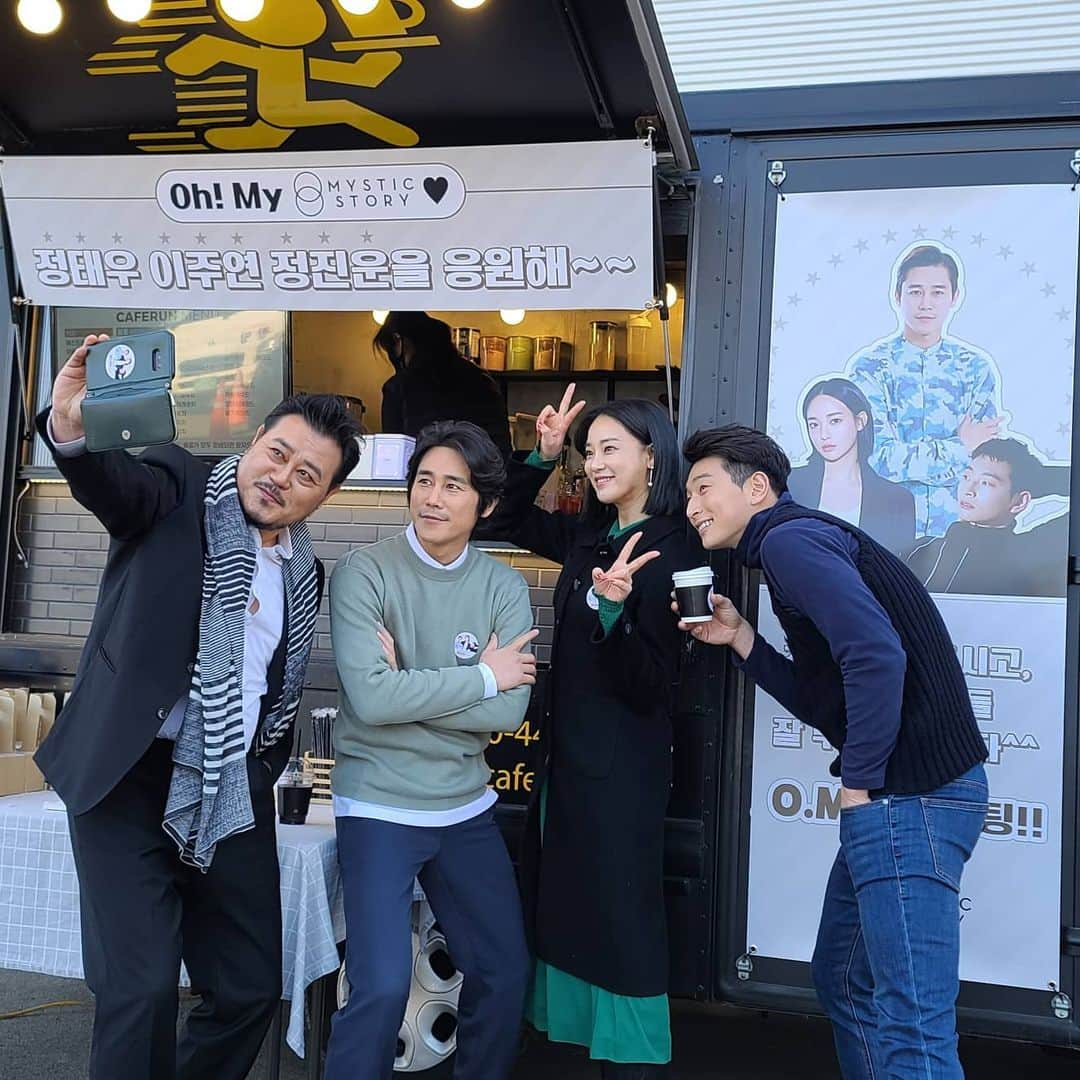 チョン・テウのインスタグラム：「미스틱스토리에서 보내준 커피☕ 파르마에서 보내준 크리스프빅🍪 잘 먹겠습니다.  영화 '오마이고스트' 열심히 촬영하겠습니다!!  #미스틱스토리 #크리스프빅 #오마이고스트 #OMG #🎬」