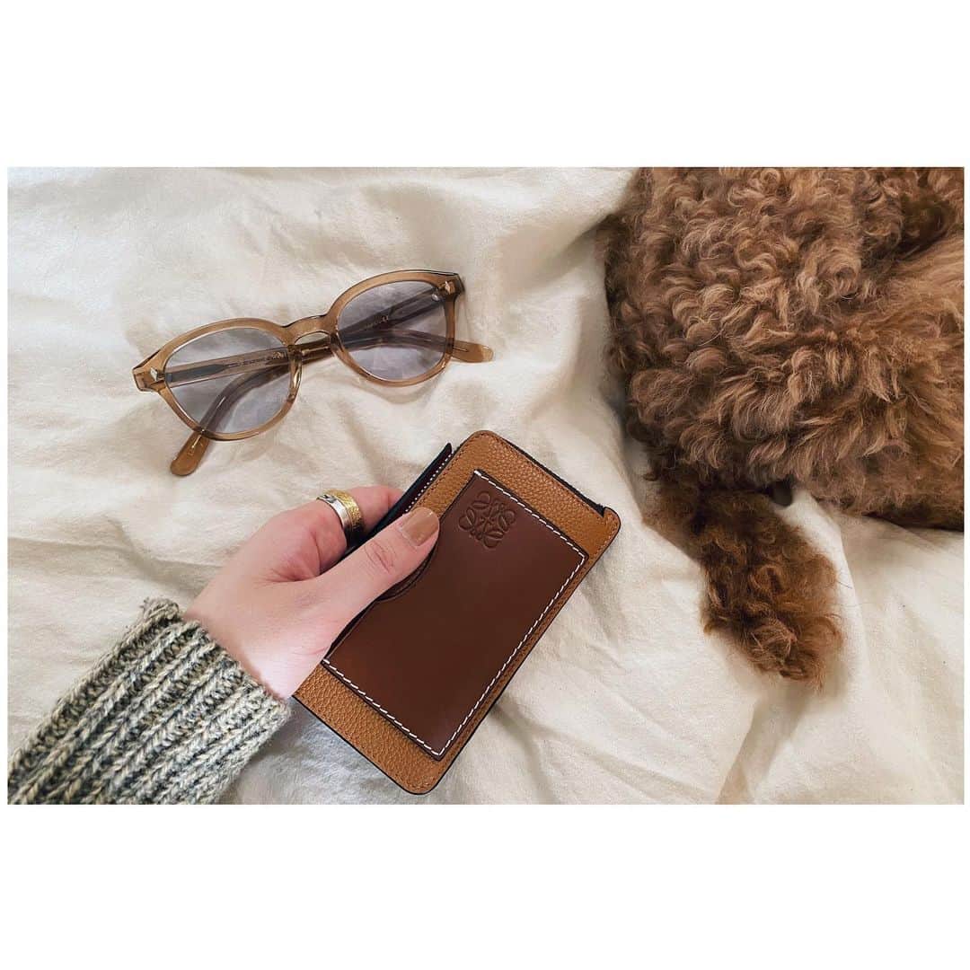 のインスタグラム：「春に向けて新しいお財布とサングラス👛🕶﻿ ﻿ カード数枚と少しのお金があれば十分なのでとことんコンパクトなものにしてみた。﻿ ﻿ サングラスはayameの展示会でオーダーしたもので、NEWOLDに薄いグレーのレンズを入れてもらいました。﻿ 淡い色の組み合わせがとってもかわいい。﻿ ﻿ ﻿ #newwallet#loewe#sunglasses#ayame」