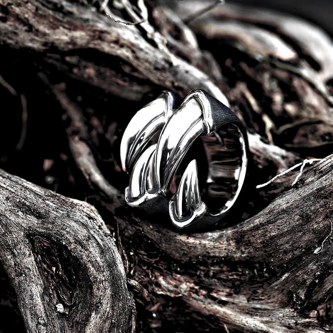 ブラッディマリーのインスタグラム：「﻿ Claw Ring：¥47,000 +TAX﻿ ﻿ ーーーーーーーーーーーーーーーーーーー﻿  #bloodymaryjewelry #bloodymary #jewelry #silver #fashion #jewelryporn #jewelrydesign #jewelrygram #accessory #accessories #silverjewelry #ブラッディマリー #シルバーアクセサリー #fashionjewelry #black #blackfashion #シルバー #アクセサリー」