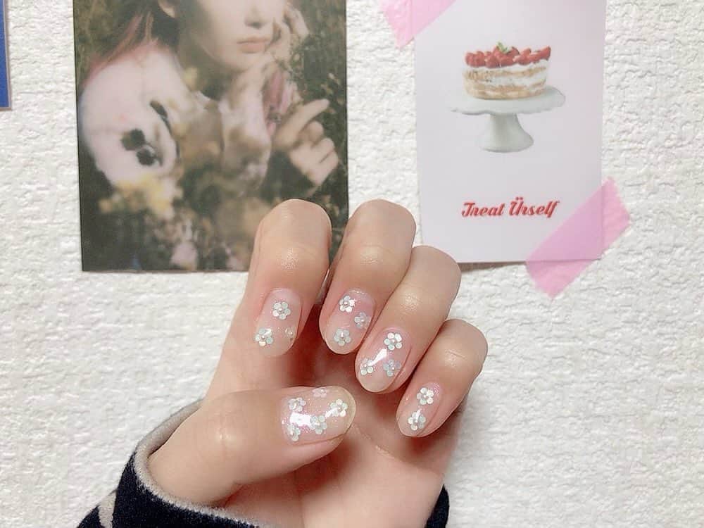 のインスタグラム：「.｡.:*♡  ネイルチェンジ🌸  クリアベースでお花いっぱい❤︎  .  #クリアネイル #お花ネイル」