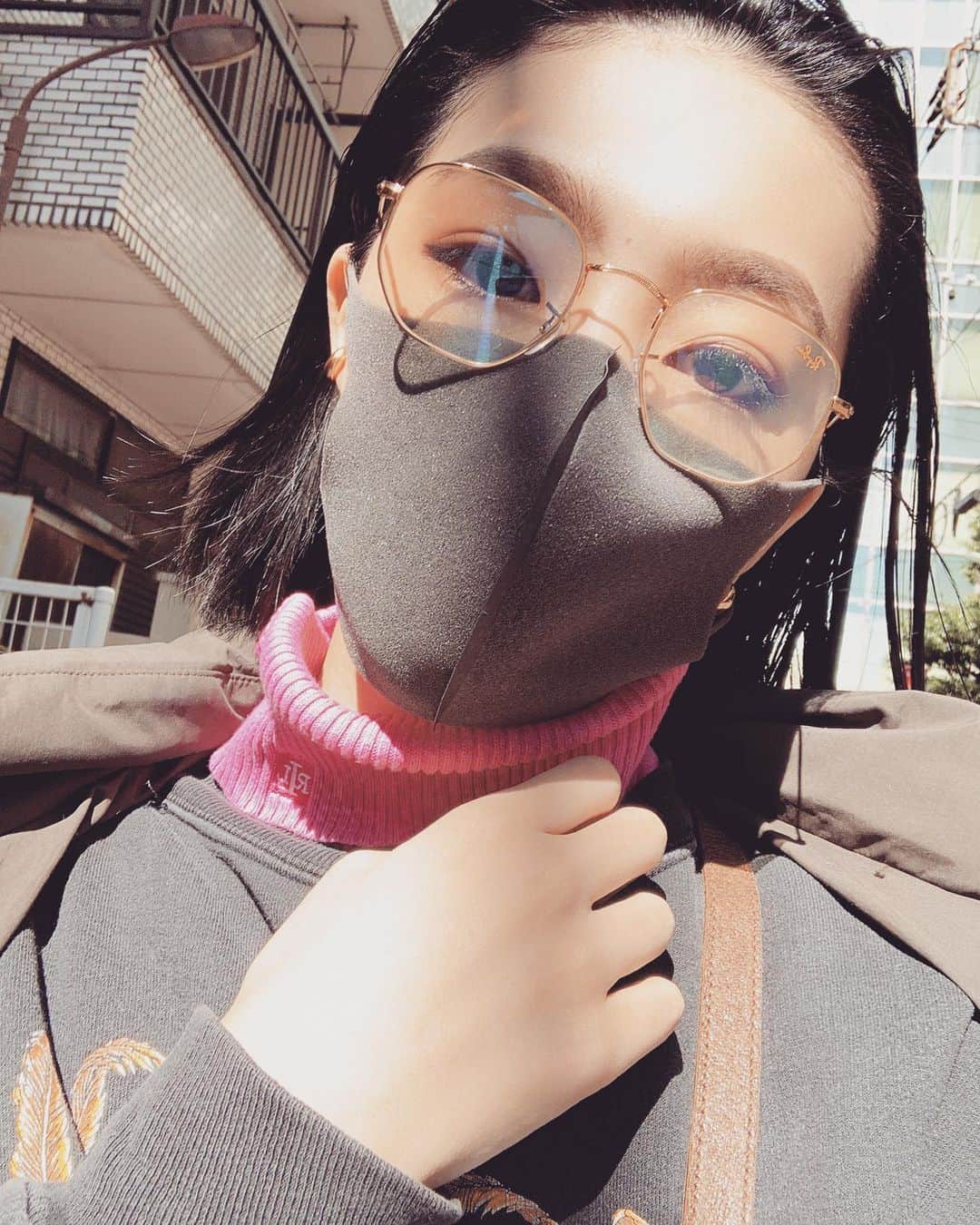 のインスタグラム：「・ 毎日起きて天気良くて 太陽見れるのは最高なんだけど… 花粉…花粉…起きてくしゃみ…痒い… 避けては通れぬ。。来てしまったか…😫」