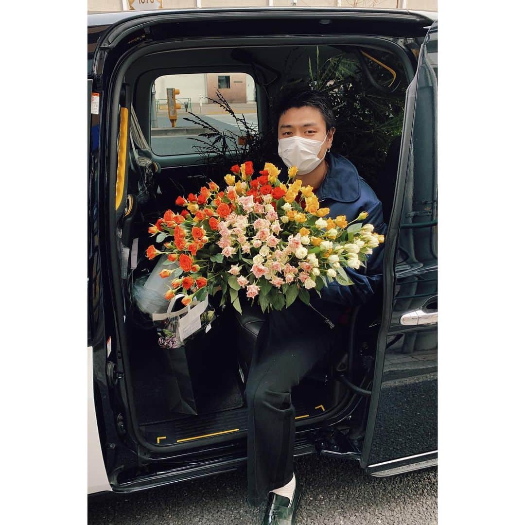 eriさんのインスタグラム写真 - (eriInstagram)「誕生日の翌日、自分のお誕生日なのに私にお祝いの花や植木をわんさと 運んできてくれる優しい子 @ochiyasutaka」2月20日 16時41分 - e_r_i_e_r_i