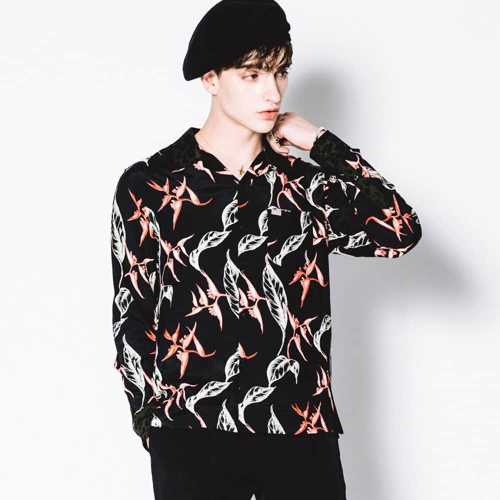 のインスタグラム：「【気品と色気の香りある大人シャツ】  ALOHA&LEOPARD RAYON SHIRT  上品な肌触りのレーヨン素材のアロハシャツ。 襟と身頃を柄違いで切り替え、唯一無二の気品ある色気の香りがする大人シャツとなっています。 袖通しの良く、リラックスした着心地を楽しめるレーヨンは、同時に落ち感を生み、こなれた雰囲気も抜群。  #2020AW #AW2020  THE CRIMIE Roppongi Hills 03-6447-0225  THE CRIMIE Omotesando by GARDEN TOKYO & SHOWROOM 03-3405-5075  ——————————————— Designer @yonhorwinc @koji_kaks Designed in #Tokyo #TheCrimie #CRIMIE #ザクライミー #クライミー #CallOnGodButRowAwayFromTheRocks #GoodLuckAndGodBless #RiseAboveTheLimit ———————————————」