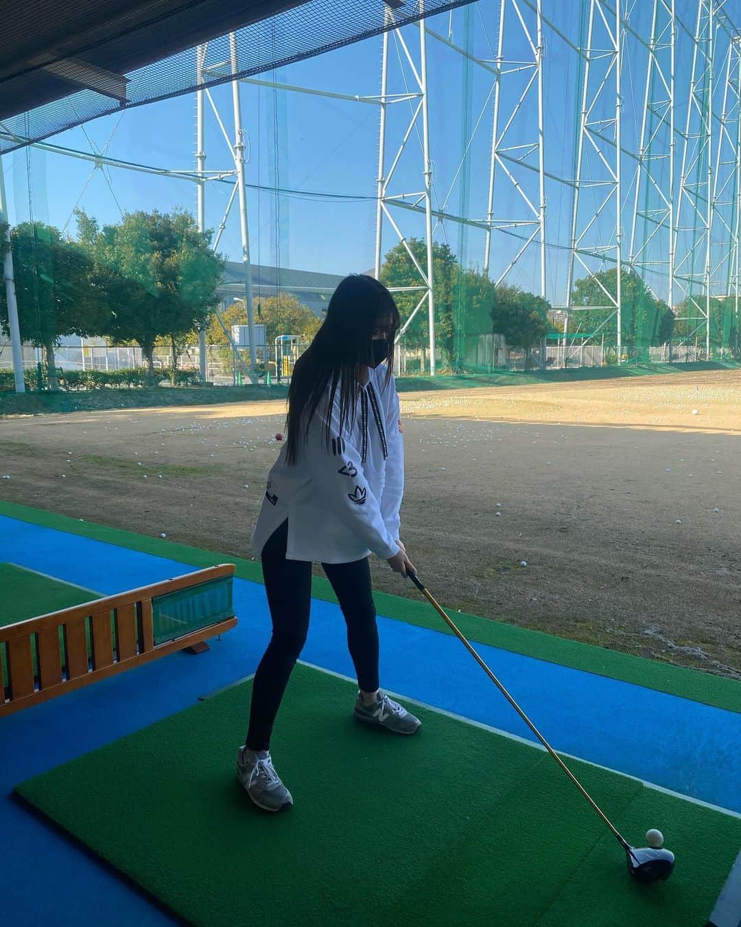 坂本愛莉さんのインスタグラム写真 - (坂本愛莉Instagram)「急遽打ちっぱなし✌🏻 もっとヘッドが重いクラブ欲しいなあ、、 . 写真3枚目のふくらはぎの筋肉もっと強化しよーっと(　-∀-) . 足女子じゃないねってよく言われるけどもっと引き締めるぞーーー！！ . #ゴルフ #ゴルフ女子 #golf #ドライバーショット」2月20日 16時51分 - airi_sakamoto04