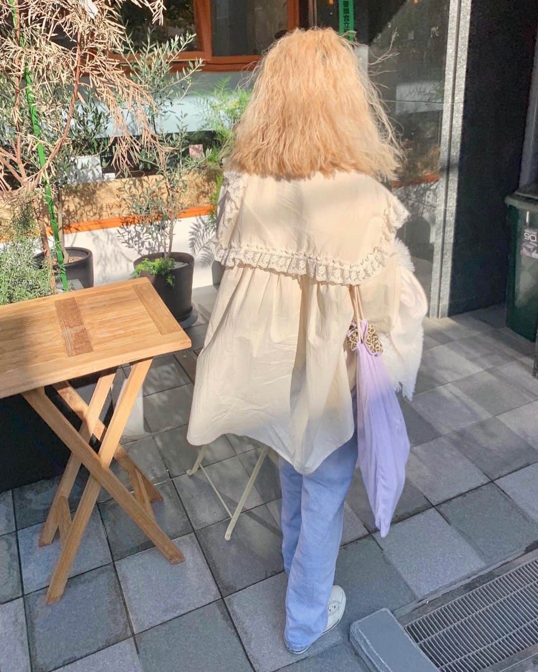中谷愛のインスタグラム：「今日のふく🧸♡  お昼はあったかかったので お気に入りのフリルチュニックを1枚で🌷.. 早く春になってほしいなあ~ all @lit_offi」