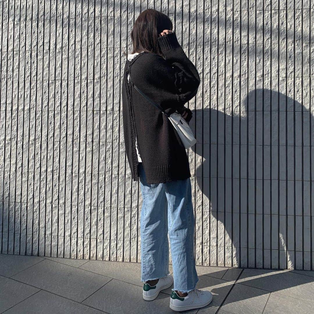 千畝あずみのインスタグラム：「, , #あずコーデ 🖤 , 最近買ったトップスが使える🎉 前後ろどちらに着てもかわいいし、 袖外してベストにもできる😯✨」