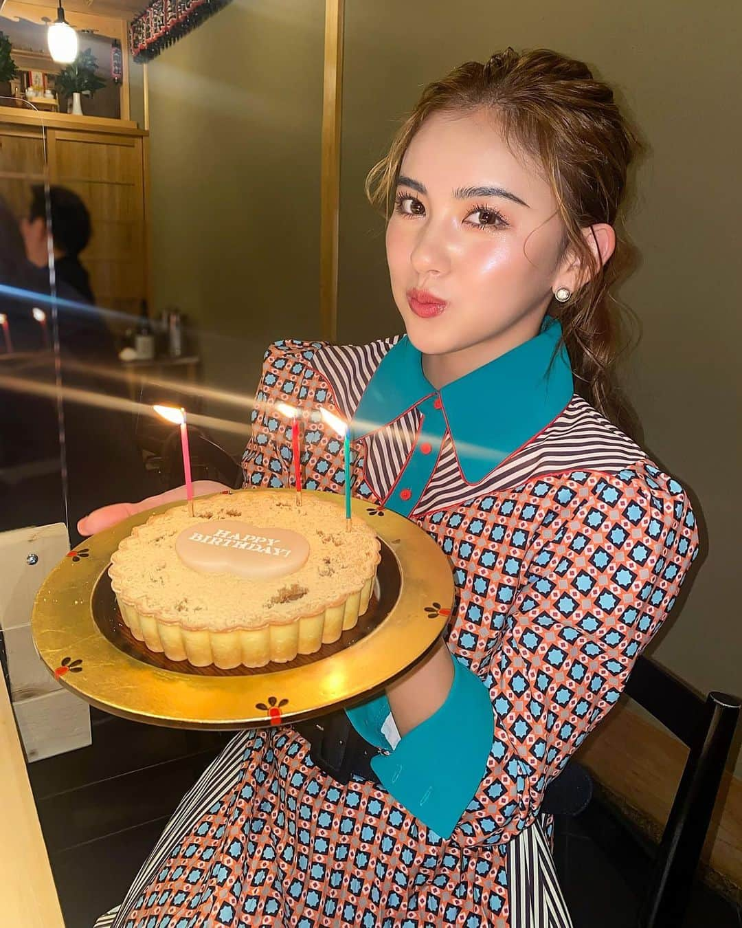 カレンさんのインスタグラム写真 - (カレンInstagram)「ありがとうございます♡ 25th Birthday😭🙏✨✨✨ 毎日たくさん しあわせ〜🌼  てか この服お気に入りで ２色買いして 数年前からずっとスキ😂  #happy #もう大人 #がんばる ♡」2月20日 16時54分 - cjd_karen