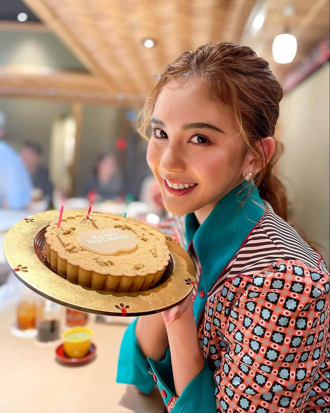 カレンさんのインスタグラム写真 - (カレンInstagram)「ありがとうございます♡ 25th Birthday😭🙏✨✨✨ 毎日たくさん しあわせ〜🌼  てか この服お気に入りで ２色買いして 数年前からずっとスキ😂  #happy #もう大人 #がんばる ♡」2月20日 16時54分 - cjd_karen