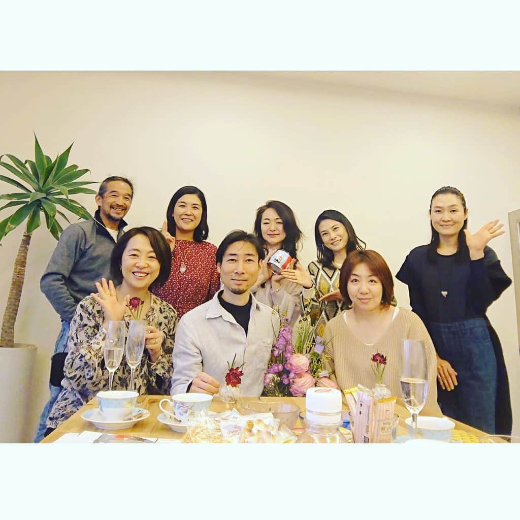 七瀬遥のインスタグラム：「プリン会🍮🍮🍮💜 最高に素敵なロケーションで🗻✨✨ 最高の空間で　　 最高のみんなと 最高に美味しくとろけるようなプリンと🍮💕 最高のチャネリングと 最高のクリアリングと 最高に優しく包み込んでくれるような ミカエルさんのエネルギーに🐸✨✨ 癒されまくり 面白すぎの🤣 いつも通りの 濃くて濃密な時間を😆 過ごさせていただいた事に感謝☺️🌈 本当にみんなファミリーのよう😁💖 プリン🍮は 本当にめちゃくちゃ美味しくて感動物でした〜😋😋😋  #プリン#美味しい#スイーツ# 楽しい#ファミリー#sweets#delicious#happy #fun#good#friend#family#happy#love#happiness#good#smile#tokyo#japan」