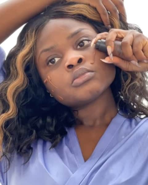 のインスタグラム：「Comme @gloria_nbr, obtenez un teint naturel, lumineux, protégé des agressions extérieures grâce aux nouveautés @sephoracollection, le fond de teint et l’anticernes soin BEST SKIN EVER ✨ Une formule modulable, vegan, aux actifs hydratants et anti-pollutions 🧡   Uniquement chez SEPHORA #SephoraFrance #SephoraCollection #GoodForVegan #GoodForABetterPlanet」