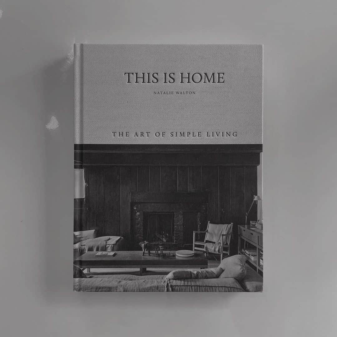 丸山クルミのインスタグラム：「🤍📖」