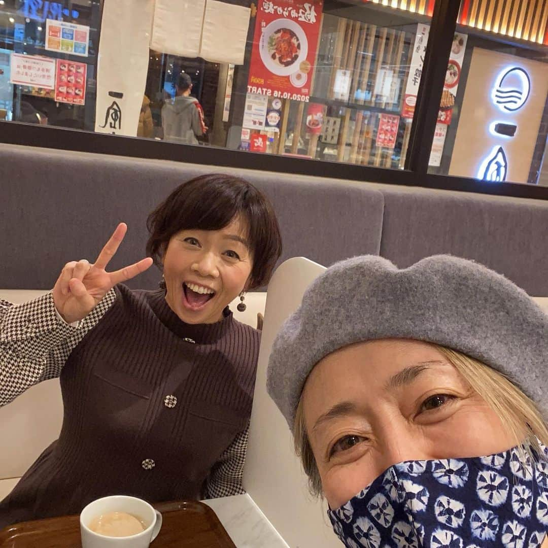 熊谷真実さんのインスタグラム写真 - (熊谷真実Instagram)「すっごい偶然！ いつものところでお茶しようと並んでたら、まさかの久保ちゃんが！ まみさん、まみさん！  え？久保ちゃん？ めっちゃ嬉しい！  ってすぐに意気投合。 この間ちらっとお会いした時、もっと仲良しになりたいなーと思ってたら。  私、持ってます。 引き寄せてます。  って、久保ちゃんに声かけられなかったらわからなかったけどね。笑  くぼちゃーーん！ ありがとうございます！  浜松初心者の、私、よろしくお願いします！  #熊谷真実#久保ひとみ#バッタリ！#こうして会えるってことは！#まさに奇跡！#ありがとうございます😊#よろしくお願いします！#久保ちゃん大好き」2月20日 16時57分 - mami_kumagai310