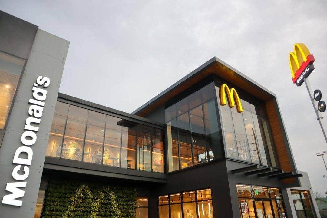 McDonald's Philippinesのインスタグラム：「Looking for a place to unwind? Visit your nearest McDo, follow our #Msafe guidelines, and have a relaxing afternoon while enjoying your fave treats. Kita-kits!   Photo by: @troysfeed」