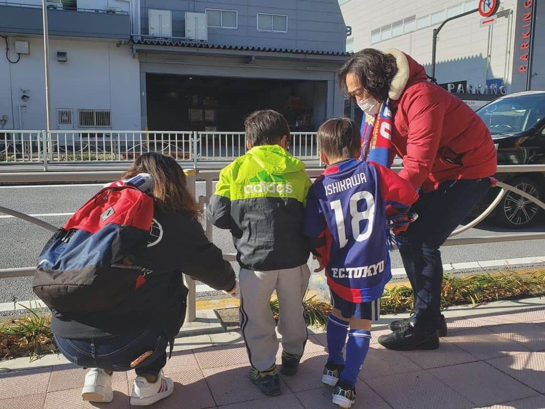 石川直宏さんのインスタグラム写真 - (石川直宏Instagram)「コロナ禍の影響もあるので有志メンバーを少人数にさせていただき、味スタ・飛田給駅周辺をゴミ拾い✨  今シーズンもよろしくお願いしますという願いも込めながら👏  今後皆さんにも協力いただきたい事もあるので、その際は是非一緒にお願いします🤝  #CCA企画 #ClubCommunicatorAction #ゴミ拾い #まちづくり #fctokyo #FC東京 #tokyo #FC東京ファミリー #ホームタウン #fctokyoclubcommunicator  #FC東京クラブコミュニケーター #石川直宏」2月20日 17時02分 - sgss.18