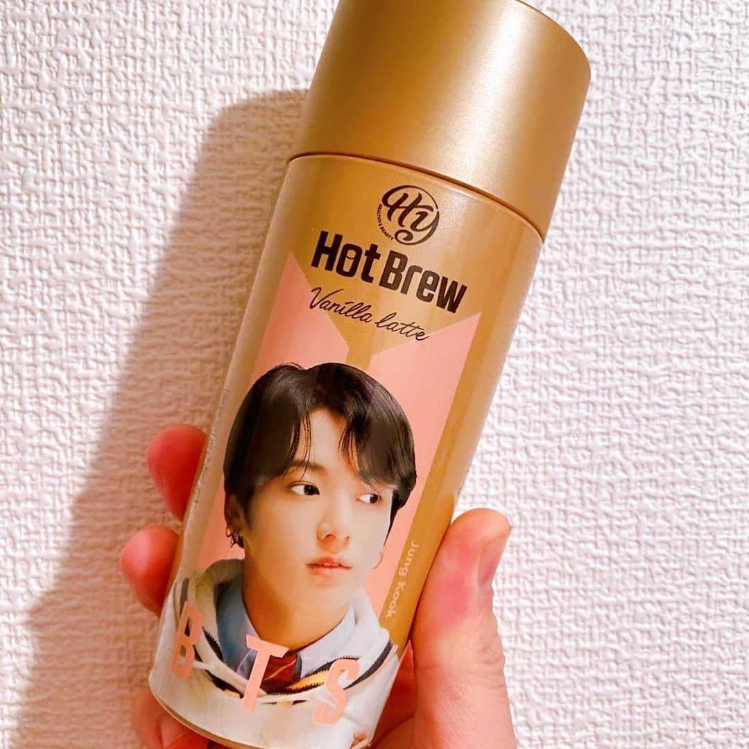 JULIANさんのインスタグラム写真 - (JULIANInstagram)「HotBrew Vanilla Latte Coffee☕️  #hotbrew #hotbrewbts  #jungkook #jeonjungkook  #bts #btsjungkook #btsarmy  #ホットブリューバニララテ  #バニララテ #ラテ #コーヒー #ファミマ #コンビニ　#コンビニスイーツ #防弾少年団 #防彈少年團 #ジョングク  #방탄소년단　#정국　#뷔　#전정국　#김태형 #bts好きな人と繋がりたい #バンタン #armyと繋がりたい #armyさんと繋がりたい  #韓国 #韓国ファッション  #kpop」2月20日 17時02分 - julian_official_jp