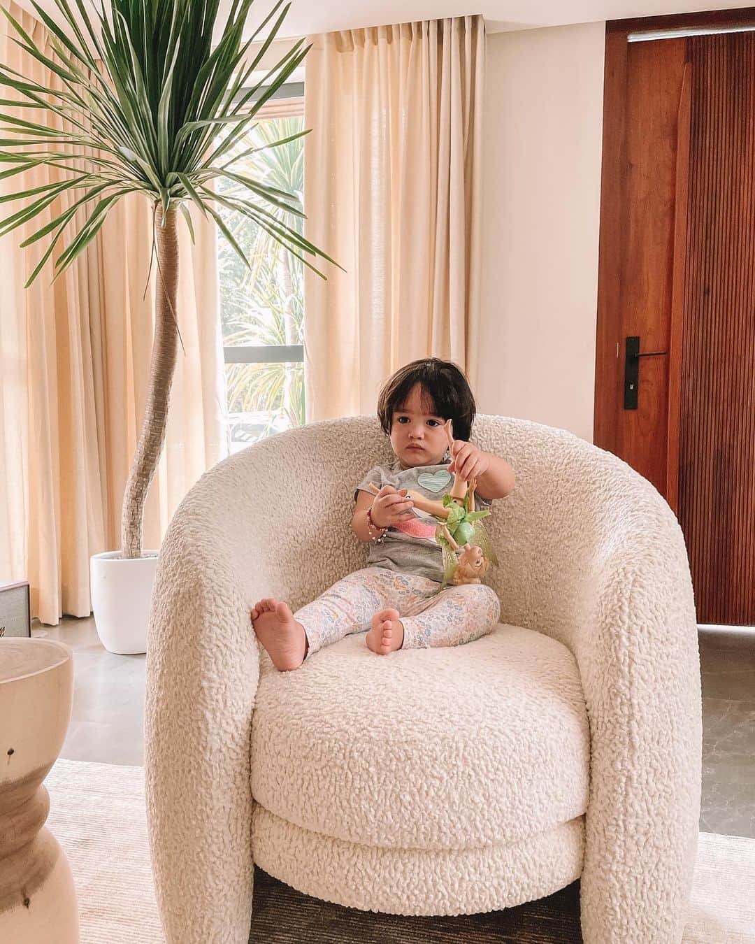 ジュリア バレットのインスタグラム：「I love being your auntie!!! 🍼」