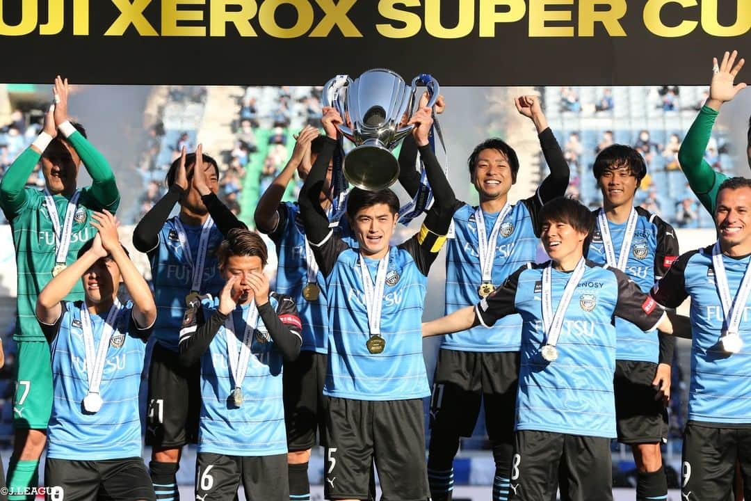 Ｊリーグさんのインスタグラム写真 - (ＪリーグInstagram)「昨シーズンのリーグ戦王者が意地を見せた🔥  2021シーズンの幕開けを告げる一戦。  FUJI XEROX SUPER CUP 2021 にて、 #川崎フロンターレ が見事劇的勝利を収め、2021年最初のタイトルを獲得‼️  おめでとうございます🎉  🏆 FUJI XEROX SUPER CUP 2021 🆚 川崎フロンターレ vs ガンバ大阪 🔢 3-2  #Ｊリーグ  #jleague   #Ｊリーグ開幕 #FUJIXEROXSUPERCUP2021  #おめでとう﻿ #congratulations﻿﻿﻿ #🎉 #㊗️」2月20日 17時05分 - jleaguejp