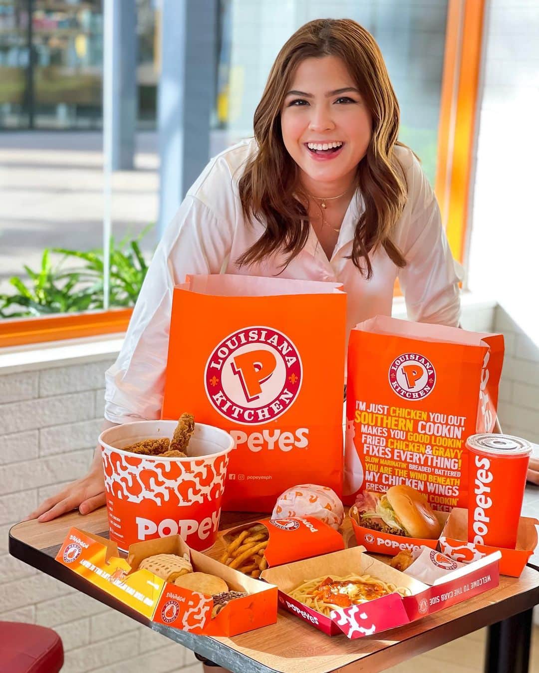Alexa Ilacadさんのインスタグラム写真 - (Alexa IlacadInstagram)「Never not thinking of @popeyesph 🤤  After weeks of being away for lock-in tapings, I can’t help but miss my favorite @popeyesph treats. Their delicious fried chicken, spaghetti, burgers, cajun fries, & biscuits always makes my day! 🍗🍝🍦🥤🍔 so whenever I’m back, my first order of business is to always visit @PopeyesPH ARCOVIA branch. ♥️ Treat yourselves to a good meal by visiting their branches nationwide or ordering via Grabfood, centraldelivery.ph, and watch out for more of our poppin’ promos. 🥰 @PopeyesPH #PopeyesPH #LoveThatChicken」2月20日 17時06分 - alexailacad