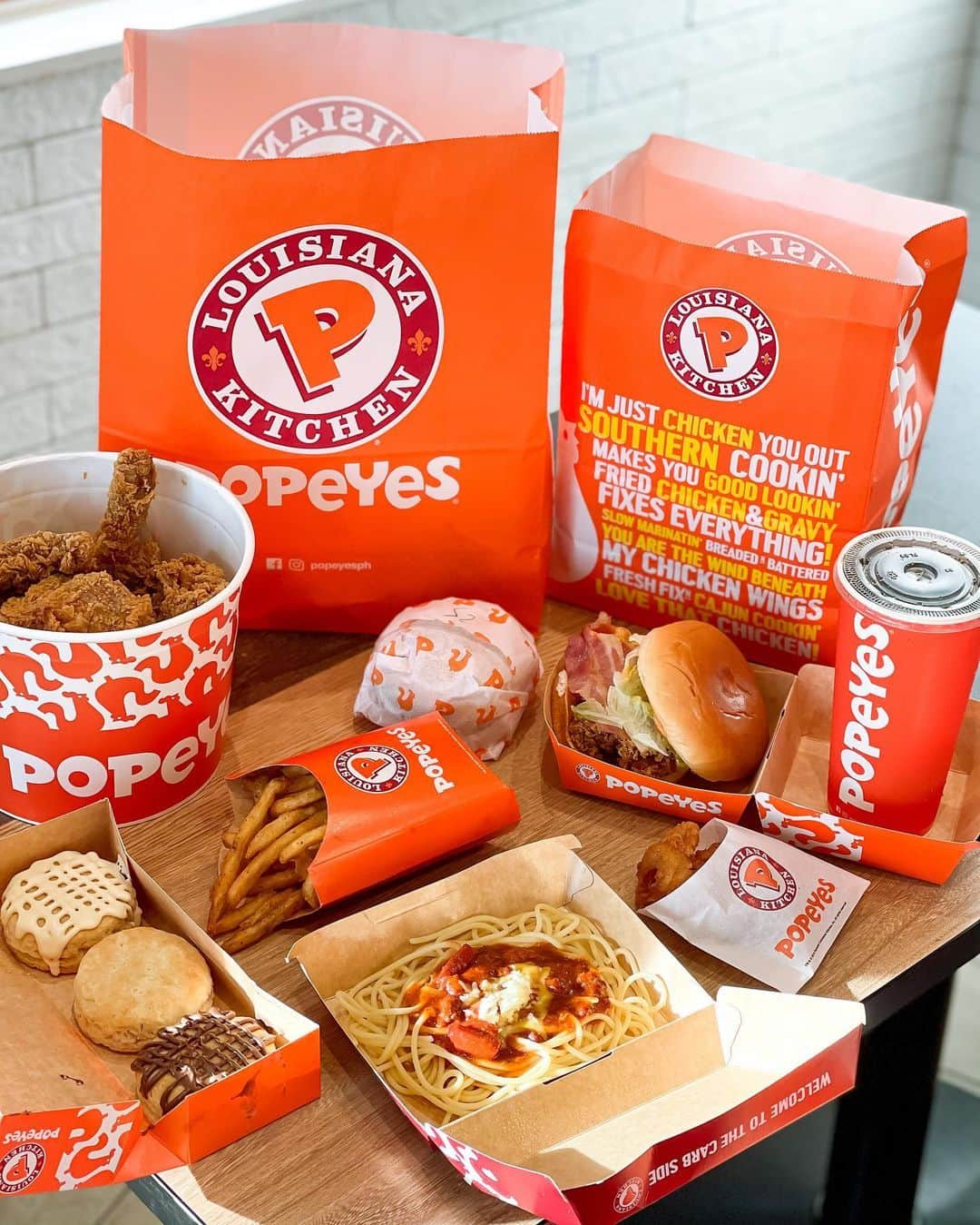 Alexa Ilacadさんのインスタグラム写真 - (Alexa IlacadInstagram)「Never not thinking of @popeyesph 🤤  After weeks of being away for lock-in tapings, I can’t help but miss my favorite @popeyesph treats. Their delicious fried chicken, spaghetti, burgers, cajun fries, & biscuits always makes my day! 🍗🍝🍦🥤🍔 so whenever I’m back, my first order of business is to always visit @PopeyesPH ARCOVIA branch. ♥️ Treat yourselves to a good meal by visiting their branches nationwide or ordering via Grabfood, centraldelivery.ph, and watch out for more of our poppin’ promos. 🥰 @PopeyesPH #PopeyesPH #LoveThatChicken」2月20日 17時06分 - alexailacad