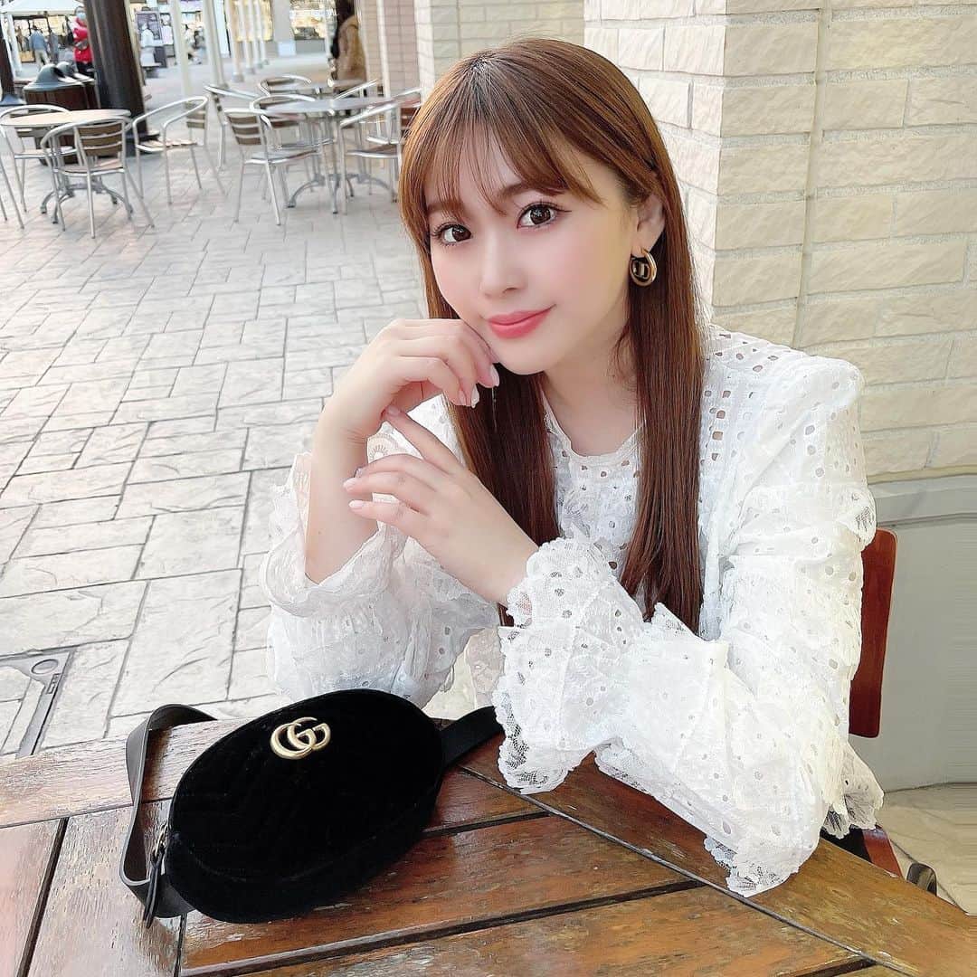 藤川沙弥のインスタグラム：「ピンクメイクを使って春気分🌸 DAZZSHOPのマルチカラ―コンシャスを 一足早くお試しさせてもらいました❤️ リップにもチークにも シャドウにも使える万能item♡ˎˊ˗ 私が使用したのは04番のLUCKY CODEで 少し青み系のピンク色🌷 サラッとした質感なので シャドーのベースの仕込みとかにも 良い感じです🙆🏻‍♀️ 2021年2月19日発売✔️  #DAZZSHOP #ダズショップ #2021springcollection #MULTICOLORCONSCIOUS #マルチカラ―コンシャス #PINKで遊べ　 #PR」