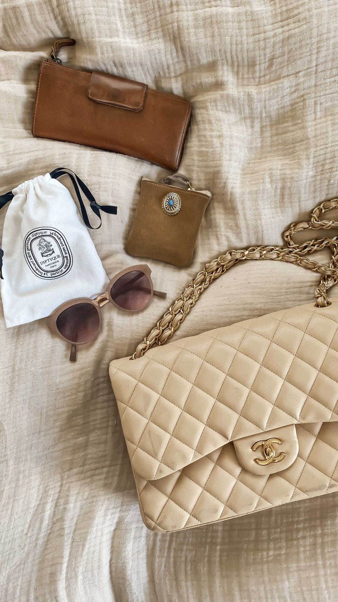Manamiのインスタグラム：「👜 ただただバッグの中身を出すだけの動画☺️ 持ち物は少ない派です🙂  ㅤ #bag #inmybag #chanel #ootd #coordinate #fasion #バッグ #バッグの中身 #かばん #かばんの中身 #シャネル #シャネルバッグ #マトラッセ #コーディネート #シンプルコーデ #ファッション #財布 #サングラス #香水 #ディプティック」