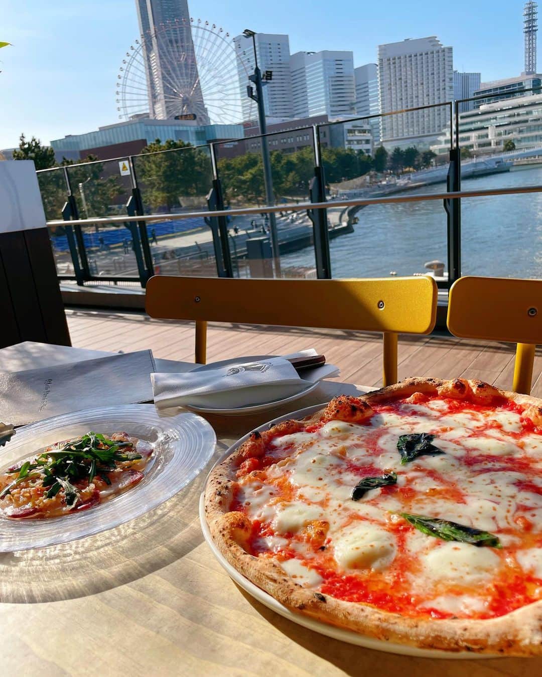 まゆぴちゅーさんのインスタグラム写真 - (まゆぴちゅーInstagram)「🍕𝐿'𝐴𝑛𝑡𝑖𝑐𝑎 𝑃𝑖𝑧𝑧𝑒𝑟𝑖𝑎 𝑑𝑎 𝑀𝑖𝑐ℎ𝑒𝑙𝑒🍕🚢 * 横浜ハンマーヘッドの中にある、 直径35センチのピザが有名な 【アンティーカ ピッツェリア ダ ミケーレ】🇮🇹✨！ * ここ、ピザに使用する粉、トマト、オイルは 本店から直送、チーズにいたってはナポリから空輸 しているらしい本格的なピザのお店🍕💓！ おいしかったーーー♡ブォーーーノ🤤🇮🇹💗 * * ここでテラスランチしたよー🍴♡ あったかい日で気持ちよかった\( ˆoˆ )/🌈 久々に会った短大の友達と♡最高でした🙈💓 * * そしてiPhone12proの画質の良さ、ポートレート のすごさに感動していた日でした、、、笑 * * * #ピザ #アンティーカピッツェリアダミケーレ  #アンティーカピッツェリアダミケーレ横浜  #ハンマーヘッド #ハンマーヘッド横浜  #テラス席 #テラス席があるお店 #テラスカフェ  #テラスランチ #ピザランチ #マルゲリータ #マルゲリータピザ #インスタグルメ #インスタグルメアワード2021 #巨大ピザ #横浜カフェ #横浜グルメ #みなとみらいカフェ  #みなとみらいランチ #みなとみらい線フォト散歩  #横浜ランチ #グルメ女子 #グルメ好きな人と繋がりたい  #インスタ映えカフェ #インスタ映え料理」2月20日 17時11分 - mayu_03pichu