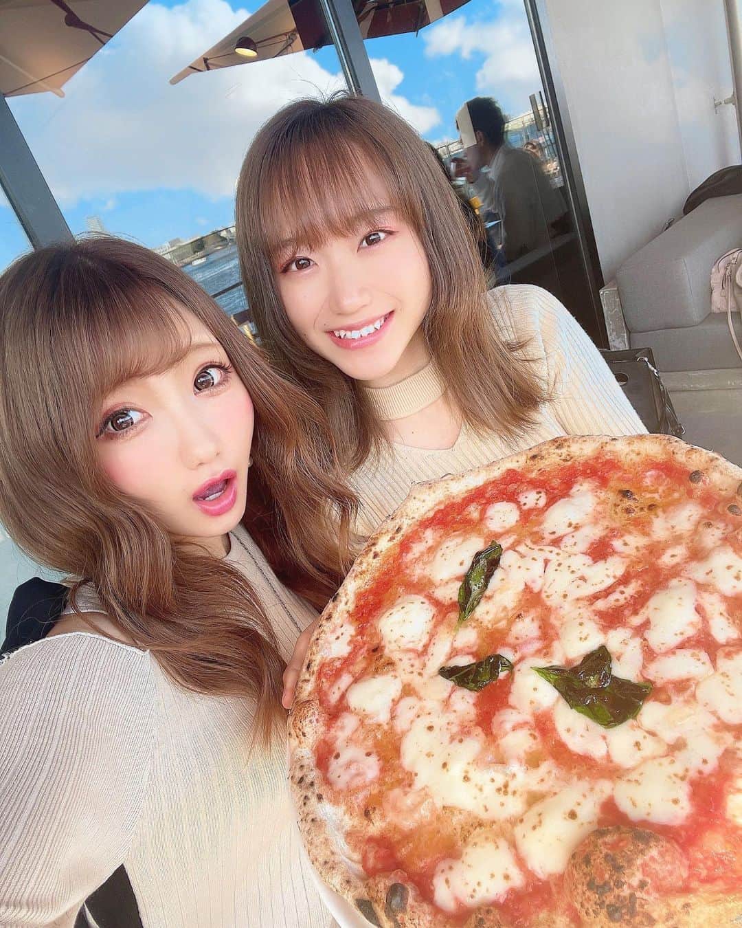 まゆぴちゅーさんのインスタグラム写真 - (まゆぴちゅーInstagram)「🍕𝐿'𝐴𝑛𝑡𝑖𝑐𝑎 𝑃𝑖𝑧𝑧𝑒𝑟𝑖𝑎 𝑑𝑎 𝑀𝑖𝑐ℎ𝑒𝑙𝑒🍕🚢 * 横浜ハンマーヘッドの中にある、 直径35センチのピザが有名な 【アンティーカ ピッツェリア ダ ミケーレ】🇮🇹✨！ * ここ、ピザに使用する粉、トマト、オイルは 本店から直送、チーズにいたってはナポリから空輸 しているらしい本格的なピザのお店🍕💓！ おいしかったーーー♡ブォーーーノ🤤🇮🇹💗 * * ここでテラスランチしたよー🍴♡ あったかい日で気持ちよかった\( ˆoˆ )/🌈 久々に会った短大の友達と♡最高でした🙈💓 * * そしてiPhone12proの画質の良さ、ポートレート のすごさに感動していた日でした、、、笑 * * * #ピザ #アンティーカピッツェリアダミケーレ  #アンティーカピッツェリアダミケーレ横浜  #ハンマーヘッド #ハンマーヘッド横浜  #テラス席 #テラス席があるお店 #テラスカフェ  #テラスランチ #ピザランチ #マルゲリータ #マルゲリータピザ #インスタグルメ #インスタグルメアワード2021 #巨大ピザ #横浜カフェ #横浜グルメ #みなとみらいカフェ  #みなとみらいランチ #みなとみらい線フォト散歩  #横浜ランチ #グルメ女子 #グルメ好きな人と繋がりたい  #インスタ映えカフェ #インスタ映え料理」2月20日 17時11分 - mayu_03pichu