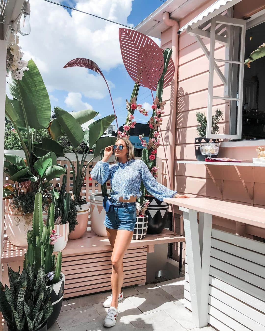 エミリー・シーボームのインスタグラム：「Saturdaze   #saturday #brisbane #cafe #pink #fashion #outfit #athlete」