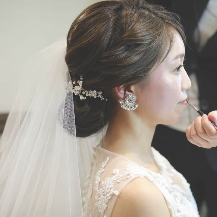 KIYOMIZU京都東山 公式さんのインスタグラム写真 - (KIYOMIZU京都東山 公式Instagram)「. 首元をスッキリと魅せるアップヘアに 小花がきらめくヘッドドレスと クラシカルなウェディングドレス♡ こだわりを詰め込んだ花嫁コーディネートも いろんな角度からお写真に残しましょう♪ . ---------------------- . @kiyomizu_kyoto_higashiyama をフォローし 【#kiyomizu京都東山】で検索してくださいね❖ . #スタイルズ花嫁  #KIYOMIZU京都東山  #KIYOMIZU花嫁  #ブライダルハウスtutu #シェアーズヘアメイク #結婚式 #披露宴 #京都花嫁 #ウェディング #挙式 #式場探し #結婚準備 #プレ花嫁 #結婚式場 #ブライダルフェア #結婚式レポ #花嫁 #花嫁コーデ #花嫁コーディネート #花嫁ヘア #結婚式ヘア #ギブソンタック #ヘッドドレス #ウェディングベール #ブライダルヘアメイク #結婚式コーデ #ウェディングドレス #ブライズルーム #お支度ショット」2月20日 17時13分 - kiyomizu_kyoto_higashiyama