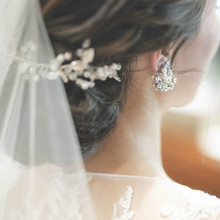KIYOMIZU京都東山 公式さんのインスタグラム写真 - (KIYOMIZU京都東山 公式Instagram)「. 首元をスッキリと魅せるアップヘアに 小花がきらめくヘッドドレスと クラシカルなウェディングドレス♡ こだわりを詰め込んだ花嫁コーディネートも いろんな角度からお写真に残しましょう♪ . ---------------------- . @kiyomizu_kyoto_higashiyama をフォローし 【#kiyomizu京都東山】で検索してくださいね❖ . #スタイルズ花嫁  #KIYOMIZU京都東山  #KIYOMIZU花嫁  #ブライダルハウスtutu #シェアーズヘアメイク #結婚式 #披露宴 #京都花嫁 #ウェディング #挙式 #式場探し #結婚準備 #プレ花嫁 #結婚式場 #ブライダルフェア #結婚式レポ #花嫁 #花嫁コーデ #花嫁コーディネート #花嫁ヘア #結婚式ヘア #ギブソンタック #ヘッドドレス #ウェディングベール #ブライダルヘアメイク #結婚式コーデ #ウェディングドレス #ブライズルーム #お支度ショット」2月20日 17時13分 - kiyomizu_kyoto_higashiyama