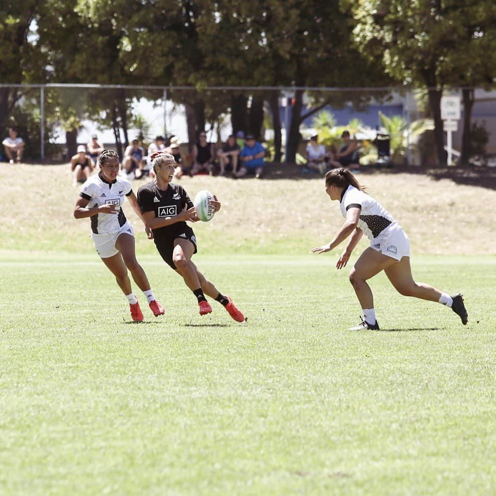 サラ・ゴスのインスタグラム：「How goods playing footy and trying not to get smashed by my @manawatucyclones sisters 😅💪🏽💚  📸 @rachaelwhare」