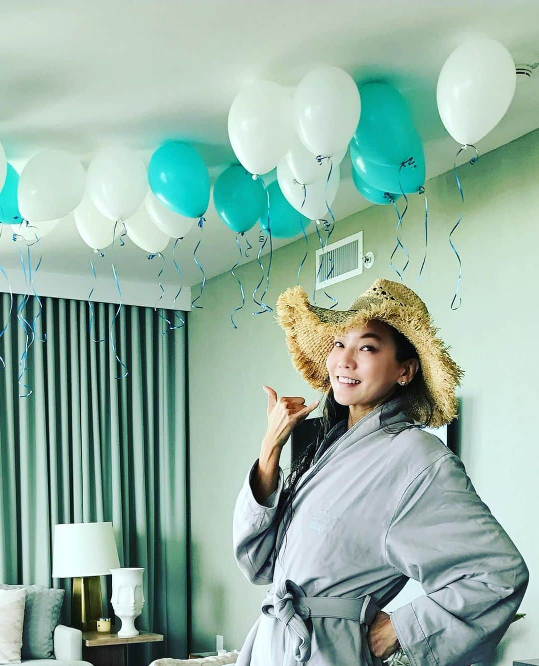 和央ようかさんのインスタグラム写真 - (和央ようかInstagram)「My Birthday Memory in Hawaii 🌈🏝   In the morning, residence team made an amazing supririse birthday to me 😍 What a beautiful people 😝How lucky I am 😍🙏  隔離生活中につき、ハワイでのお誕生日を振り返って…😝  朝出かける直前にコンドのスタッフの皆様が🎂💐🎈👘を携えてお部屋にサプライズバースデーに訪ねて来て くれた…しかも風船は私の1番好きな色🎈😍😍朝シフトじゃないスタッフからは夜に🎁を頂いた…😍こんなにみんなに祝って頂いていいのー？😍😍😍びっくりしすぎて嬉しすぎて、歳沢山とりそう🤣🤣🤣はい、幸せをのろけました🤣🤣🤣😝🙏  #takakoworldstylin🌎 #lifestyle #hawaii #birthdaygirl #happybirthday #beautifulpeople #yokawao #和央ようか」2月20日 17時14分 - yokawao0215