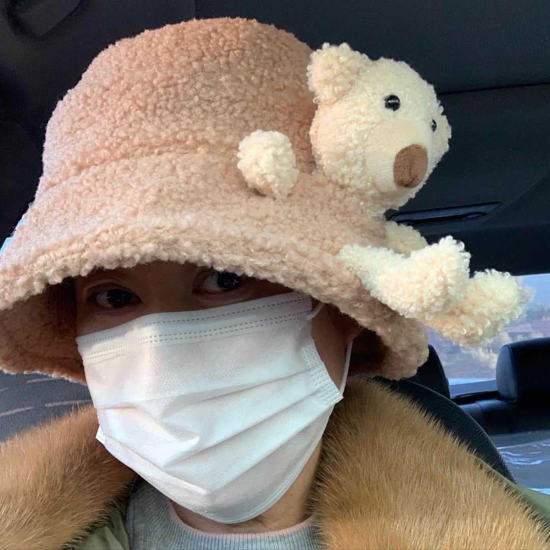 パク・ミソンのインスタグラム：「집 앞  마트 ~~ . 곰돌이랑  같이  가니까  좋네 ㅎ  . 근데  오늘  너무 덥네  . 환절기  감기들 조심하세요 ~ . 이젠  봄 옷  입어야하나?」