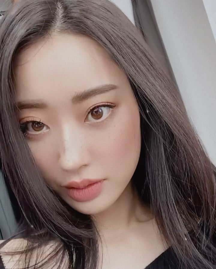 ギョンリ のインスタグラム：「2월의 경리🖤 #나달라진거없어요?」