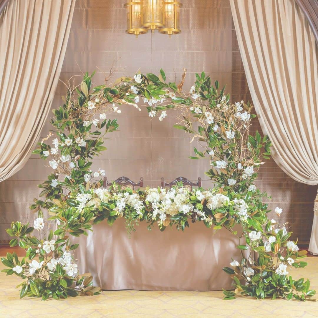 東京會舘本舘ウエディングさんのインスタグラム写真 - (東京會舘本舘ウエディングInstagram)「@tokyokaikan_wedding .——————————. * おふたりの理想をカタチにした 世界に1つだけの会場装花をご提案。 人生の中での一大イベントだからこそ、 世界観にもこだわりを＊ * .——————————. #東京會舘 #tokyo #関東花嫁 #weddingdress #東京花嫁 #wedding #dress #ウェディングドレス #プレ花嫁 #卒花 #結婚式場 #日本中のプレ花嫁さんと繋がりたい #結婚式準備 #ウェディングレポ #ブライダルフェア #チャペル #結婚式 #パーティ #披露宴 #weddingparty #東京 #大正ロマン #高砂 #会場コーディネート #披露宴会場 #披露宴 #会場装飾 #門田沙由香 #日比谷花壇 #ウェディングフワラーコーディネーター」2月20日 17時15分 - tokyokaikan_wedding