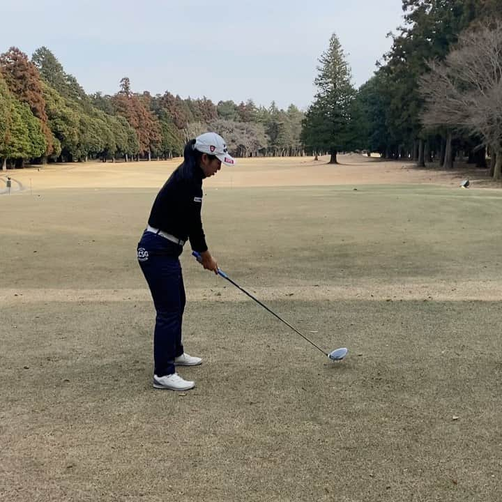 乗富結のインスタグラム：「. 🏌️‍♀️✨ あったかくなったと思ったら急に寒くなったり、、春が待ち遠しい😭  #golf #golfswing  #ゴルフ　#ゴルフスイング」