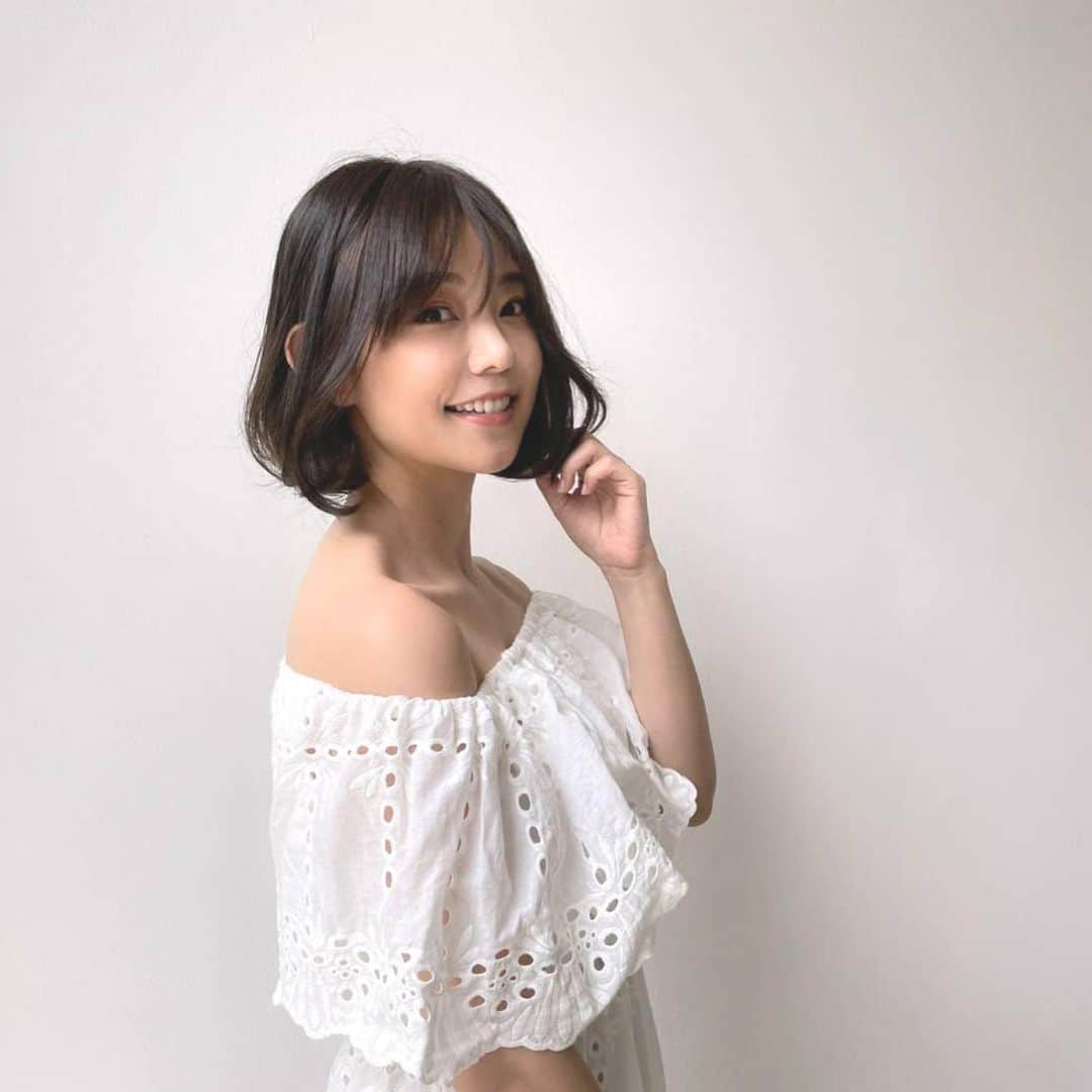 林村ゆかりのインスタグラム：「▫️シンガポールで細かいケアが助かる美容室▫️  昨日は日本人の方が対応してくださる美容室に伺いました🌿 英語がまだまだな私は日本語だとニュアンスが細かく通じるし、前髪のクセの悩みにも痛みの少ないストレートをかけていただき真摯に対応していただきました🥲✨ カラーやストレートは特に今まで施術していた歴史が反映されてしまいます。カラーリストやスタイリストさんが専門でいらっしゃるから細かいニュアンスも日本語で伝えられてすぐ理解していただけます。本当に助かりました✨  I used to be a beautician. This salon has Japanese special quality colorists and stylists. Clean you up Highly recommended for people living in Singapore!  シンガポールのこと色々教えていただいたり、お話しできて本当に楽しかったです！  スタイリストさとこさん（Stylist)@satoko_eno カラーリストうらさん (Colorist)@yoshimasa_urakami  日本みたいにコテが充実していないのでこちらのサロンで注文させていただきました！ （私がもってきたコテは電圧の違いから煙が出てしまったので笑） 届くのが楽しみ♡  _____  🌿初回は、私の名前を伝えると15%オフになります☺️✨  First time, please tell my name and get 15% off.✨  _______  #singapore#singaporelife#シンガポール#シンガポール生活#シンガポール美容室#singaporehairsalon」