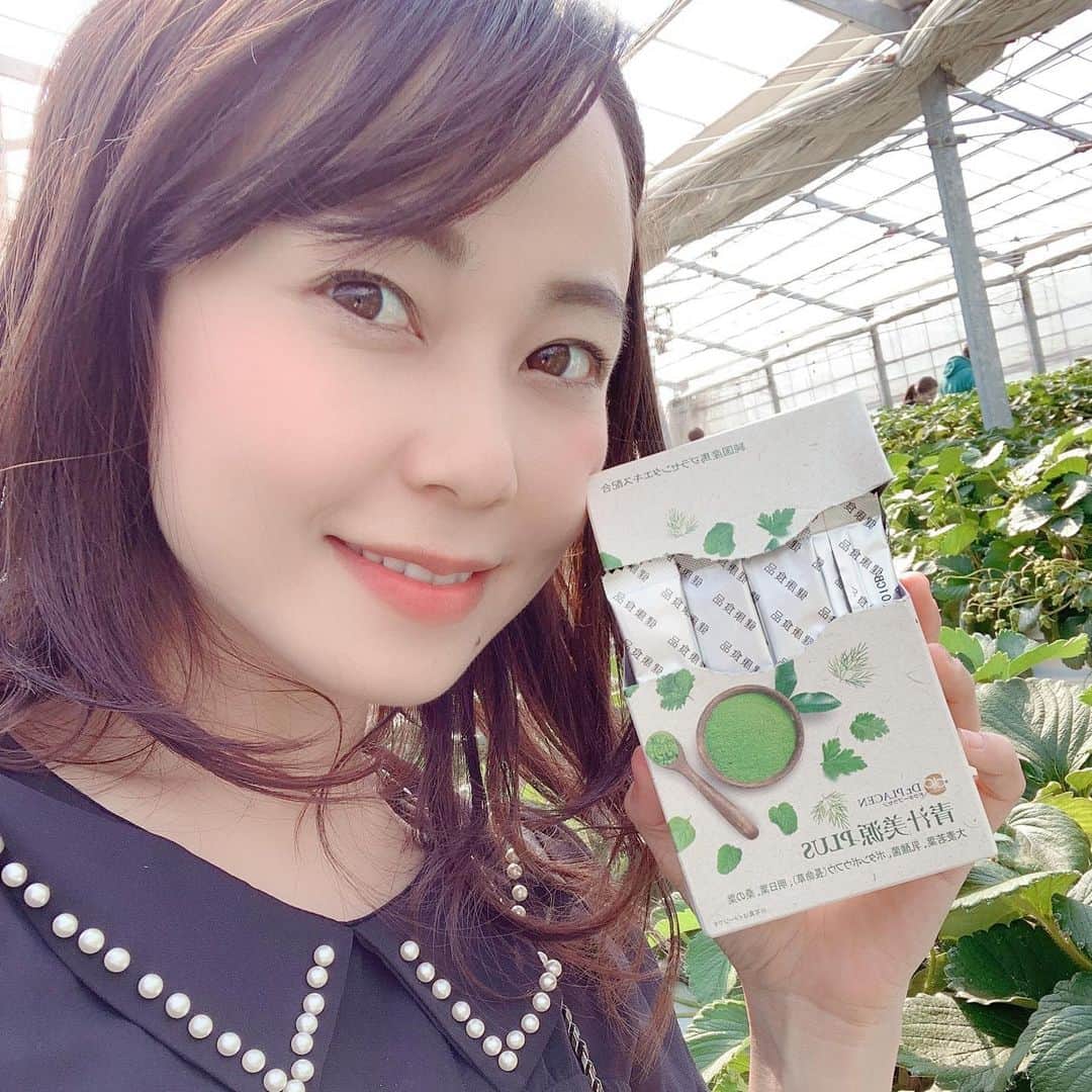 長崎真友子さんのインスタグラム写真 - (長崎真友子Instagram)「【my favorite】 Recently, I'm getting unhealthy, and I found a supplement that I can drink without water if I have to supplement my nutrition! ︎ A new sensation that melts quickly in your mouth!  Matcha flavored, sweet and really delicious 💕  昨日も疲れすぎてお化粧したまま寝落ちてた😭朝起きたらガーーーン。この年齢でお化粧したまま朝を迎えるのは肌にダメージ大過ぎて辛い。  そんな不健康生活になりつつある最近、なんとか栄養補わねばと水無しで飲めるサプリメント見つけた‼︎ 口の中でサッと溶ける、新感覚！一ヶ月分入ってて、お手軽‼︎抹茶味で、甘くて、ほんと美味しい💕  ここ何日かはご飯食べる時間なくてサラダチキンだけの日とかあるから栄養分が欲しかったのです。野菜採れないと肌カサカサするんだよ😂女性に嬉しいプラセンタもアミノ酸を多く含む馬プラセンタを配合ですって！ 牛乳とかお水、ヨーグルトに混ぜても絶対美味しいよね。  I didn't have time to eat lunch for the past few days, and there were days when I only had salad chicken, so I wanted nutrients. If I can't get vegetables, my skin will become dry. 😂 It contains Placenta, which is good for women, also contains horse placenta,  a lot of amino acids! It's absolutely delicious when mixed with milk, water, or yogurt.  トレーナーさんにも肌ツヤいいですよねーと言われ、調子に乗っているw  気になる方はお試しあれ^ - ^👍 Let's try it👍  #青汁　#水無し #drplacen #美源 #青汁美源plus #pr #馬プラセンタ　#アンチエイジ　#antiaging #aojiru #美容　#美容好きな人と繋がりたい #美容 #beauty #beautiful #japanesegirl #アナウンサー #フリーアナウンサー  ##tokyo #announcer #mom #mommy #vegetables #東京　#healthylifestyle #healthy #health #身体の内側から綺麗に」2月20日 17時28分 - mayuko_nagasaki