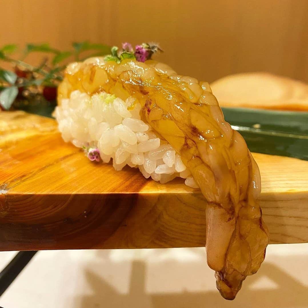 のインスタグラム：「「おまかせにぎり極」﻿ リポスト✒︎旬の食材を生かした進化系江戸前鮨と種類豊富な日本酒を楽しめる話題のお鮨屋さん、鮨乃悠家さんのおまかせにぎり極🍣🍶﻿ ﻿ まるで芸術作品のように美しく輝くにぎり鮨🍣✨さっと塗られた醤油がまた美味しそうですね🤤💯﻿ ﻿ おまかせでにぎり鮨を出してくれるコースですが、最後は好きな一貫を出してくださるそうですよ😍👏🏻なんとも贅沢ですね🍣⭕️﻿ ﻿ ネタに合わせて赤酢と米酢を使い分けたシャリにも注目ですよ👀✨鮨だけでなく一品料理も気になります🥢🍲﻿ ﻿ @aymn.nagoya.groumet さん、#ナゴレコ ありがとうございます⭕️﻿ ﻿ Repost @aymn.nagoya.groumet・・・﻿ ﻿ 気になってた鮓乃悠家さん🍣﻿ ﻿ 写真多いので２つに分けて上げます🙌﻿ ﻿ 店内はカウンターのみ。﻿ ﻿ 1枚目はインスタで良く見かける海老ちゃん🦐💕﻿ ﻿ 甘海老とどちらもねっとり甘みがあったよ〜！﻿ ﻿ 胡麻とかおろしとか金箔乗ってたり﻿ 見た目も華やかなお寿司たちばかり✨﻿ ﻿ ネタが大きめでボリューム感ありました🙆‍♀️﻿ ﻿ カワハギは肝乗せで好きなやつー！﻿ ﻿ 雲丹烏賊も間違いないやつだよね☺️﻿ ﻿ シャリはネタによって使い分けしてて﻿ それに合わせてガリも2種類あって﻿ 胡麻和えのガリがめちゃくちゃ好みでした✌️💕」