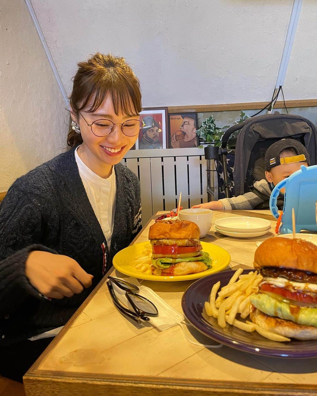 池端レイナさんのインスタグラム写真 - (池端レイナInstagram)「週末快樂🍔 日本天氣好，和寶貝一起出來👶 今日はお天気良くて気持ち良いですね！ 久しぶりに、ちょっとそこまでお散歩がてら☺️」2月20日 17時20分 - leinaikehata