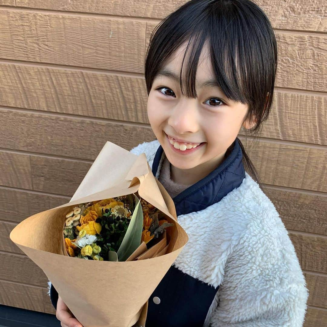 Akiさんのインスタグラム写真 - (AkiInstagram)「2/20 ・ 前回の投稿の登場人物 娘を6番目に好きだと言ったTくん ・ の続編← ・ ・ つい先日 席替えがあったそうで ・ 最後まで言わずとも 皆さんにはお分かりでしょう？ ・ ・ そう Tくんの隣の席になりました👦🏻👧🏻 ・ ・ まさかこれ… 運命…？ ・ #トゥンク #全米が泣いた感動物語がついに映画化 #6番目に恋した君へ #カミングスーン ・ ・ ・ 席替えが終わった後 Tくんが それはもう嬉しそうにニコニコしていたそうで ・ 気になった娘が話しかけてみた ・ ・ 👧🏻「なんでそんなにニコニコしてるの？」 👦🏻「だってサキちゃんの隣の席になれたんだもん！」 👦🏻「サキちゃん大好き！」 ・ ・ ・ 6番目だけどな！！！！！！！ ・ ・ ・ ・」2月20日 17時26分 - mas_0504