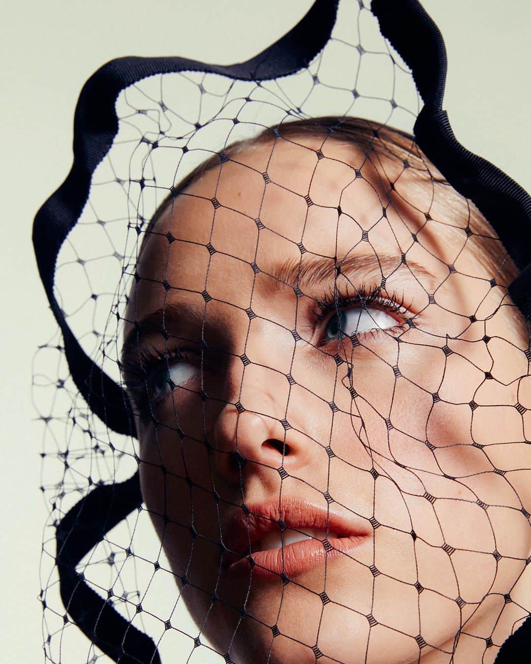 Dior Makeupのインスタグラム：「For a lash lift makeup look, @louise_galan is wearing the Diorshow Maximizer 3D as a primer and a touch of Diorshow Iconic Overcurl Mascara on top of it. Shot by @betinadutoit_ for @bazaaruk Makeup by @peterphilipsmakeup Styling by @taniaratpatron Hair by @josephpujalte Manicure by @elsadeslandes • DIOR FOREVER 0N & 2W DIOR FOREVER SKIN CORRECT 1N DIORSHOW BROW STYLER 001 Universal Brown 5 COULEURS COUTURE 079 Black Bow DIORSHOW MAXIMIZER 3D DIORSHOW ICONIC OVERCURL 090 Black ROUGE DIOR 434 Promenade • #diormakeup #diorforever #diorshow #rougedior」