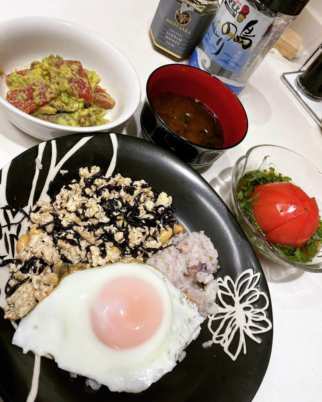 松井珠理奈さんのインスタグラム写真 - (松井珠理奈Instagram)「晩御飯担当でした❤️  『食べたーい？？😏』  ・ヘルシーガパオ ・アボカドマグロのわさびマヨ和え ・冷やしトマト ・赤味噌汁  #珠理奈シェフ #料理  #手料理  #dinner  #cooking  #love  #family  #ヘルシー #healthy  #健康  #健康ごはん」2月20日 17時29分 - jurinamatsui3