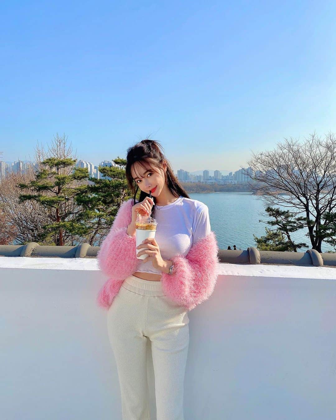 Hyemiさんのインスタグラム写真 - (HyemiInstagram)「달고나 너무 마시쪄💜 날씨 좋으니까 사진도 잘나오고 사진잘나오니까 기분도 좋구😍 행복한 주말이네요🤍  #남양주 #남양주카페 #ㅊa」2月20日 17時29分 - hinzajoa