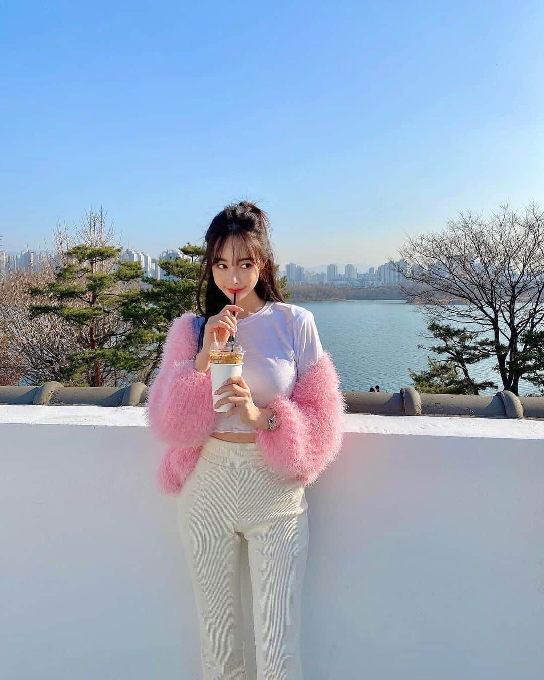 Hyemiさんのインスタグラム写真 - (HyemiInstagram)「달고나 너무 마시쪄💜 날씨 좋으니까 사진도 잘나오고 사진잘나오니까 기분도 좋구😍 행복한 주말이네요🤍  #남양주 #남양주카페 #ㅊa」2月20日 17時29分 - hinzajoa