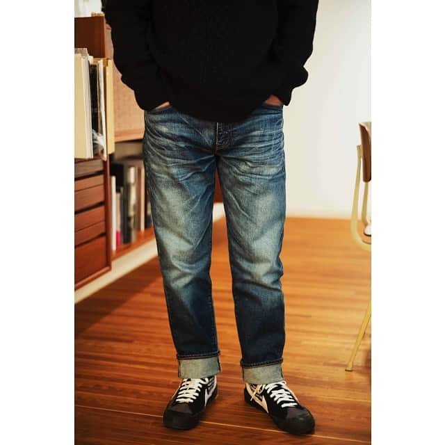 KAIHARA DENIMさんのインスタグラム写真 - (KAIHARA DENIMInstagram)「クラフツマンシップに基づき、高品質な素材と卓越した技術で優れたデニムを生み出すリーバイス®︎のプレミアムライン「Levi’s®︎ Made & Crafted®︎」。その中でも、日本製のデニム生地を使用し、縫製から加工まですべての工程を日本国内で手がけ、最高品質を追求した「MADE IN JAPAN™ COLLECTION」は、特別なコレクションです。ここでは人物、プロダクト、製造メーカー、ファッションシューティングと4回に分けて紹介していきます。Vol.1ではジーンズのオリジンであるアメリカのカルチャー。そして、歴史ある⽇本のものづくり。そのどちらにも造詣の深い⼆⼈の⼈物に、ジーンズ、そして「MADE IN JAPAN™ COLLECTION」の魅⼒を語っていただきました。  →詳細はトップページのリンクから  #kaiharamagazine #Levis #LevisMadeandCrafted #502taper #takayukiishii #takaishiigallery #saab #kaihara #kaiharadenim  #denim #jeans #pants #デニム #ジーンズ #カイハラ #カイハラデニム #カイハラマガジン #リーバイス #リーバイスメイドアンドクラフテッド #タカイシイ #タカイシイギャラリー」2月20日 17時29分 - kaihara_denim